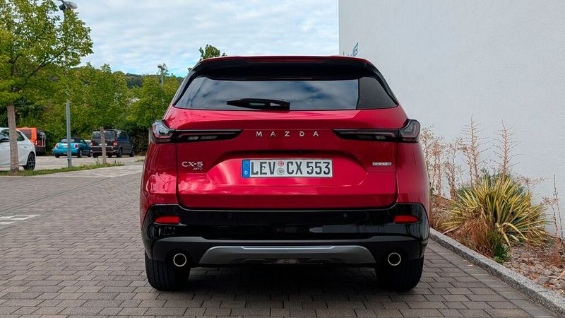 Am Heck verzichtet Mazda nun auf das Markenzeichen und schreibt den Markennamen als Wort. Im Vergleich zum Vorgänger sind die Heckleuchten deutlich breiter, ergeben aber kein durchgehendes Leuchtenband. (Bild: Rosenow – VCG)