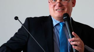 Mit der Frage „Was passiert noch alles an Technik und wie bindet Ihr das in Eure Produkte?“ erklärte Pörschmann den Zweck der Zukunftsallianz in griffigen Worten. (Bild: Simone Käfer)