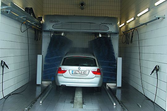 90 Prozent Wassereinsparung pro Fahrzeugwäsche. (Archiv: Vogel Business Media)