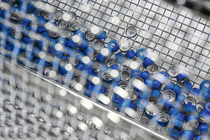 Pour les produits médico-techniques qui, comme ici les bouchons de récipients de vaccins, sont nettoyés en vrac, le respect des consignes doit être garanti et documenté (Source : Ecoclean GmbH)