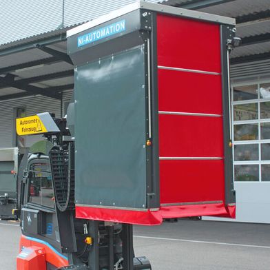 Dieser vollständig automatisierte Gegengewichts-Gabelstapler Factory E-Truck FE616 kommt mit induktivem Ladesystem und optionalem Wetterschutzaufbau daher. (Bild: Neumaier Industry)