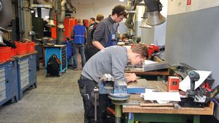 Die Ausbildungs-
verordnung Karosserie- und Fahrzeugbaumechaniker/in wird derzeit überarbeitet.   (Bild: Wenz)