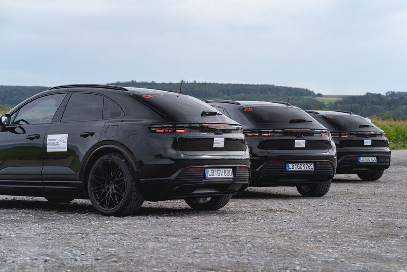 Noch sind die zur Testfahrt bereitgestellten Prototypen in Tarnfolie gehüllt. Doch über die Außenoptik verraten die Fahrzeuge bereits einiges. (Bild: Porsche)