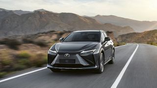 Rund 300 Modelle des Elektro-Crossovers RZ 450e möchte Lexus noch in diesem Jahr hierzulande verkaufen. (Bild: Lexus)