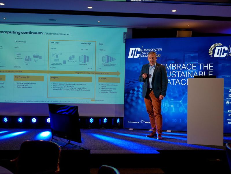 Über die Datacenter-Strategie aus Lieferanten- und Betreibersicht referierte Erich Hohermuth, Senior Director Connectivity, North C.  (Bild: Vogel IT-Medien GmbH)