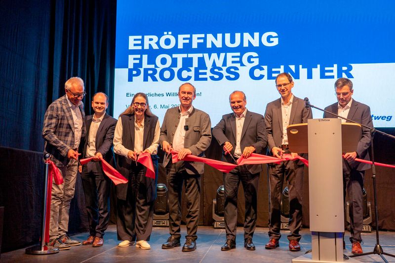 Das symbolische Banddurchschneiden zur Eröffnung des Flottweg Process Centers (Bild: StMWi)