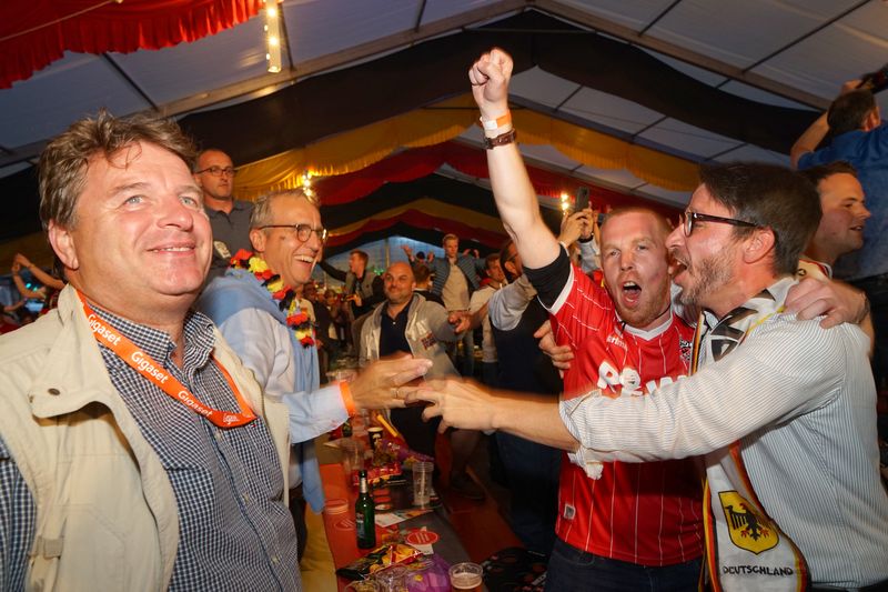 Carsten Heßling von Gigaset (l.) freute sich mit Rainer Büter, Stefan Somberg und Thorsten Isensee von ENO. (Eno telecom)