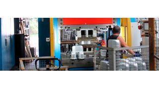 Im vollen Einsatz: Modernisierte 400-t-Presse nach erfolgreichem Retrofitting bei der Kleinserienfertigung. (Bild: Neff)