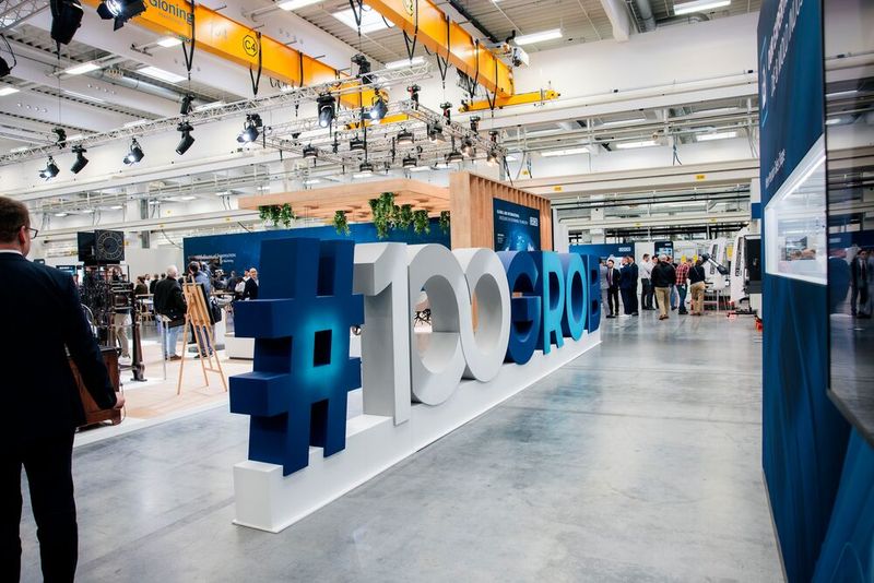 Das hundertjährige Jubiläum des Werkzeugmaschinenherstellers Grob prägte die diesjährige Hausausstellung. Auf einer Sonderfläche zeigte das Unternehmen interessante Exponate aus seiner bewegten Geschichte. (Bild: Grob)