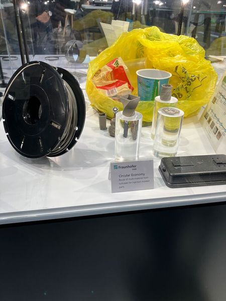 Forschenden des Fraunhofer IFAM haben ein Verfahren entwickelt, um auch schwer verwertbare Kunststoffe aus den Privathaushalten aufzubereiten und anschließend in der additiven Fertigung nutzen zu können. Hierzu haben die Forschenden einen etwa zwei Millimeter dicken, grauen Kunststoffstrang entwickelt, der sich direkt im 3D-Drucker als Filament nutzen lässt. (Bild: VCG/Juliana Pfeiffer)