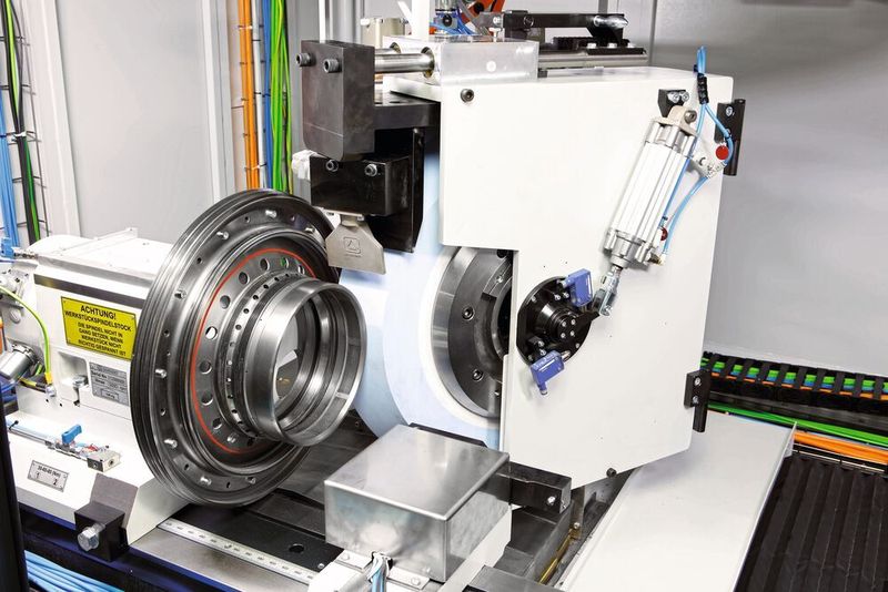 Die neue CG-1800 von Danobat kann dank ihres ungewöhnlichen Kreuzschlittendesigns und des schwenkbaren Schleifspindelstocks in der B-Achse eine Vielzahl von Teilegrössen und -geometrien auf kleinstem Raum schleifen. (Danobat)