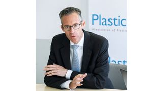 Michael Zobel, Vorsitzender Plastics Europe Deutschland beleuchtete beim Wirtschaftspressegespräch in Wesseling bei Köln u.a. den Rückgang in der kunststofferzeugenden Industrie. (Plastics Europe Deutschland / Ulrik Eichentopf)