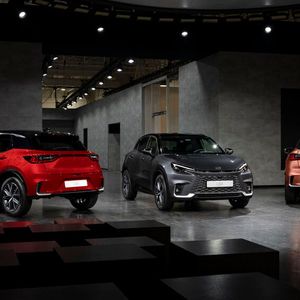 Lexus bietet sein Einstiegs-SUV in kraftvollen Farben an.(Bild:  Lexus)