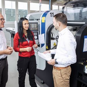 V. l.: Eine erfolgreiche Zusammenarbeit: Peter Rümpelein (Horn) im Gespräch mit Nicole Gawatsch und Dominik Weininger (beide Schaller).(Bild:  Horn/Sauermann)
