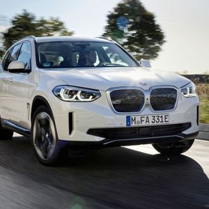 Mit 210 kW/286 PS, 400 Newtonmetern Drehmoment sowie einer hecklastigen Auslegung und  sieben Zentimeter tieferem Schwerpunkt fährt sich das E-SUV sehr sportlich. (Bild:  BMW)