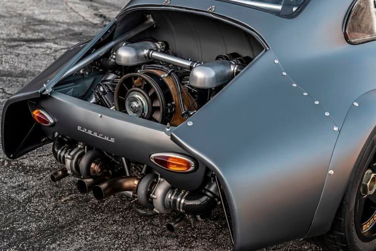 Die Anwesenheit und Position der beiden Turbos lassen jeden halbwegs technikaffinen Fahrer zusammenzucken, zumindest aber andächtig staunen. (Porsche AG)