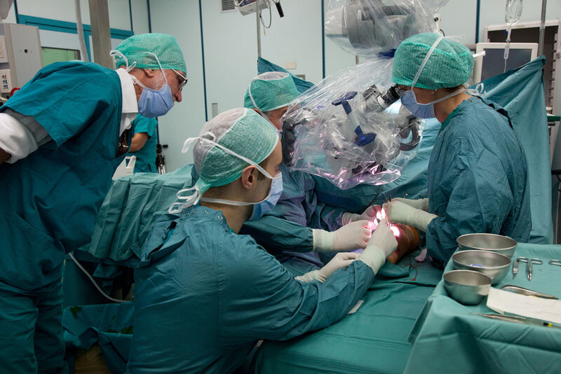 Das Ärzteteam während der Operation (LifeHand 2/Patrizia Tocci)
