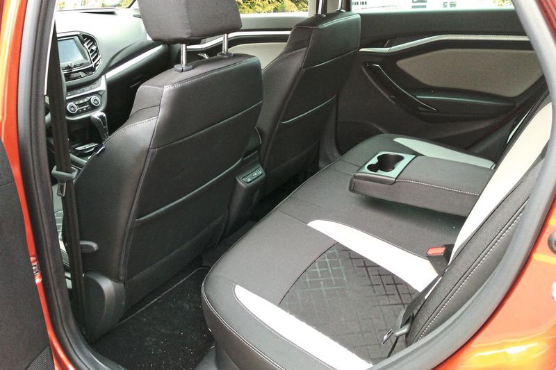 Das Platzangebot in der zweiten Sitzreihe ist für die Klasse in Ordnung, auch bei größerem Fahrer lässt es sich hinten noch sitzen - wenn auch vielleicht nicht für lange Strecken. (Bild: Thomas Günnel)