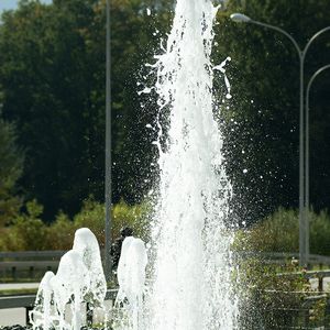 Ein Hingucker ist die weitläufige Springbrunnenanlage im Bereich der Zufahrt zum Waschzentrum. Drei weitere  Steuerrelais sorgen für ein Wasserspiel, das die Besucher begeistert.