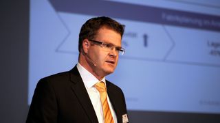 Dr. Urs Hirt, Staufen AG, zeigte anhand eines in Schieflage geratenen Unternehmens, wie es dank Lean Production wieder wettbewerbsfähig gemacht werden kann. (Bild: SMM)