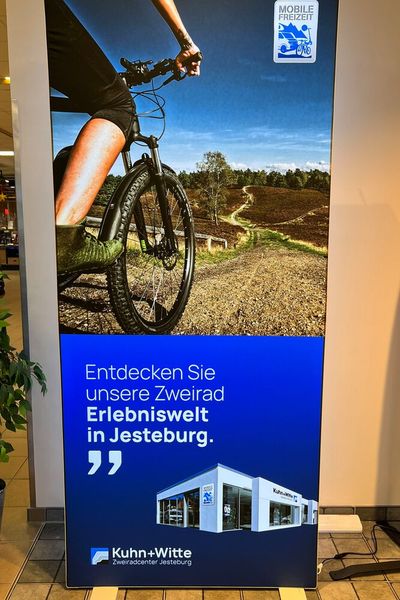 Aufsteller verweisen auf den Bike-Shop in Jesteburg. (Bild: Kuhn+Witte)