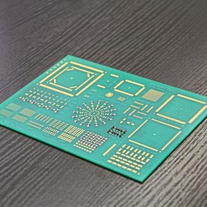 Ob Folie oder Platine: Die Maschinen vom Essemtec überzeugen durch ihre Anpassungsfähigkeit, Präzision und Schnelligkeit.(Bild:  SMM)