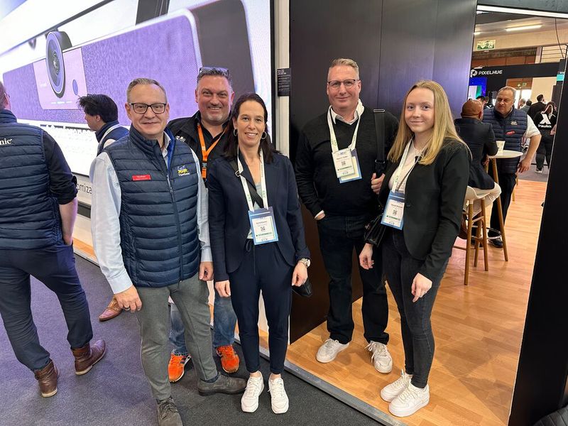 (v. l.) Carsten Jochmann (Viewsonic) mit Marcell Oleff, Astrid Niessen, Raoul V. Fendler und Hannah Mevissen (I-Tech). (Bild: Vogel IT-Medien GmbH)