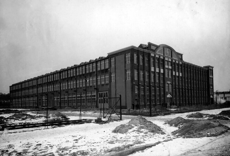 Das Dynamowerk in einer Ansicht von der Motardstraße, Aufgenommen um 1906. Das Dynamowerk zählt zu den ältesten Fertigungsgebäuden in der Siemensstadt. Der Bau des Werks wurde 1906 begonnen. Bis 1940 erweiterte Siemens das Werk in mehreren Stufen. (Siemens)