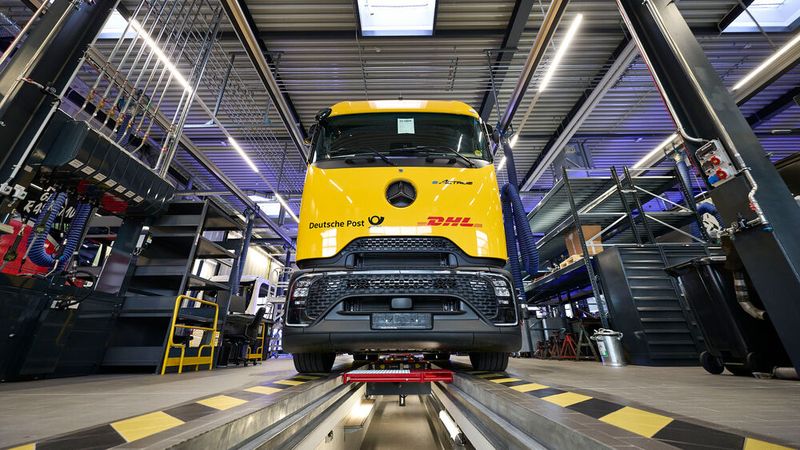 Die Werkstatt verfügt über 25 Standplätze für Lkw, Busse und Transporter. (Bild: © Daimler Truck AG)