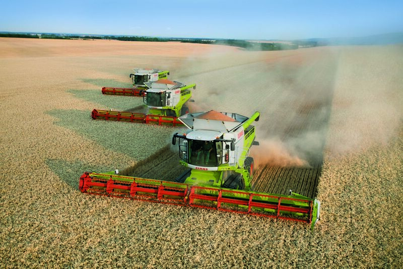 Mithilfe von GPS können auf großen Feldern die Landmaschinen automatisiert fahren.  (Claas)