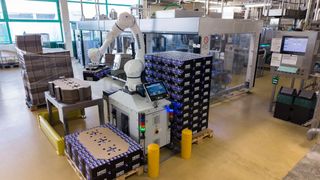 Der Cobot entnimmt die Trays aus dem vorgeschalteten Packer, setzt sie auf Paletten um und fügt selbstständig Karton-Zwischenlagen ein. (Bild: Yaskawa Europe)