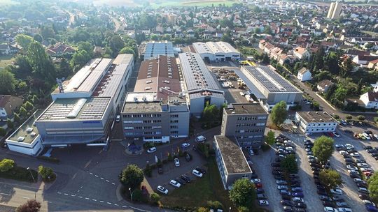 Blick auf das Dieffenbacher-Werk in Eppingen. Der Betreiber musste aufgrund steigender Anforderungen seinen Lagerworkflow straffen. Systeme der Gebhardt Logistics Group haben dafür gesorgt. Blick auf das Dieffenbacher-Werk in Eppingen. Der Betreiber musste aufgrund steigender Anforderungen seinen Lagerworkflow straffen. Systeme der Gebhardt Logistics Group haben dafür gesorgt.