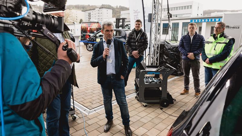 Das Reparaturergebnis hielt auch dem kritischen Blick von Reinhard Beyer stand, dem Vorsitzenden des BVdP und K&L-Unternehmer. (Bild: Stefan Bausewein)