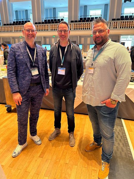 Speaker Carsten Vossel (l., CCVossel) erklärt Tobias Erdmann und Alex Costantino (Systemhaus Erdmann) wie wichtig richtiges Mitarbeiter-Recuiting in der heutigen Zeit ist. (Bild: Vogel IT-Medien)