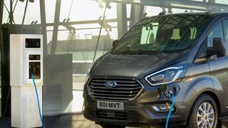 Optisch klar ein Ford Transit. Die PHEV-Version ist an der Ladeklappe am vorderen Stoßfänger erkennbar. (Ford)