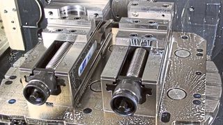 Die Gredoc Wechsel-Grundplatte mit 10 Nullpunkt-Spannstationen liegt in einem 5-Achsen-CNC-Bearbeitungszentrum; montiert sind hier zwei Einfach-Spanner Gripos. (Gressel)