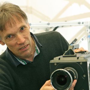 „Zukünftig wird es vermehrt Messaufgaben in der Industrie geben, bei denen die Oberflächen verformter oder elastischer Körper gemessen werden muss, wobei sich die Objekte während der Messung im Ganzen oder in Teilbereichen verändern können”, sagt Prof. Thomas Luhmann, geschäftsführender Direktor am Institut für Angewandte Photogrammetrie und Geoinformatik an der Jade-Hochschule in Oldenburg.