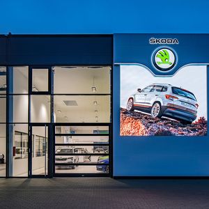 Die Communication Wall ist ein zentrales Element der seit 2016 vorgeschriebenen Außen-CI von Skoda. Der Skoda-Betrieb der Liebe-Gruppe in Leipzig weicht von den bisherigen Vorgaben ab.(Bild:  Skoda/Jörg Singer)