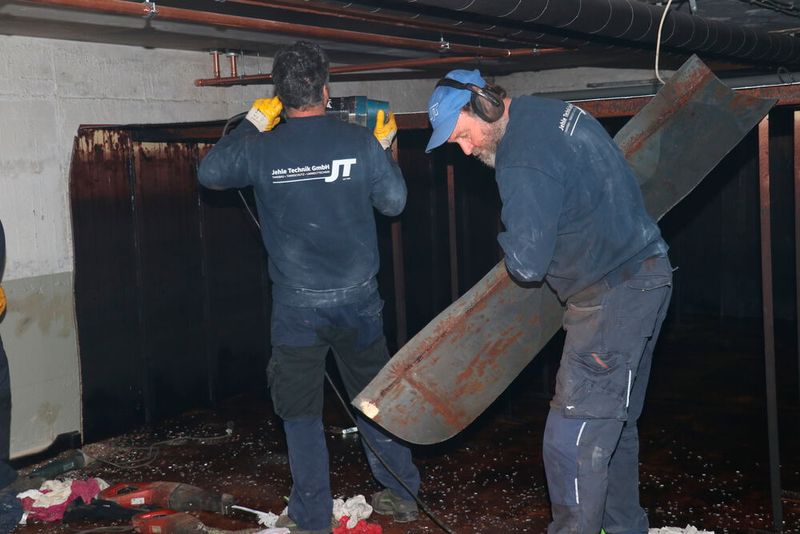 Mit dem Trumpf-Nibbler N 700 wird der Tank in handliche Einzelteile zerlegt. Diese transportieren die Tankabbruch-Profis dann leicht ab. (Bild: Trumpf)