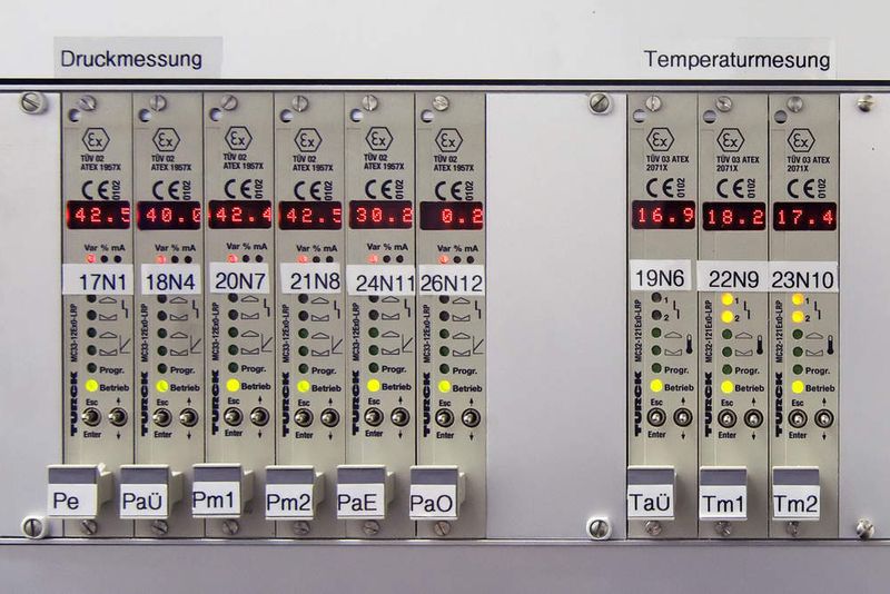 Wo früher jedes Manometer gecheckt werden musste, reicht heute ein Blick auf die Displays der Interfacekarten.  (Bild: Turck)