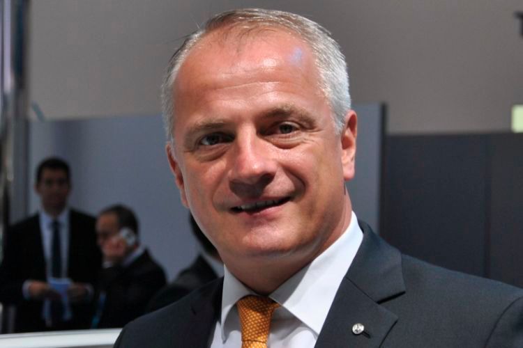 Thomas Zahn, Vertriebsleiter Deutschland der Marke Volkswagen Pkw: „Unser Ziel ist es, die Händler zu stärken, damit sie im Bedarfsfall online verkaufen können. Wenn die Kunden das schließlich wollen, müssen wir ihnen den Onlinekauf auch ermöglichen – aber über unsere Händler. Wir wollen das Geschäft nicht selber machen.“ (Foto: Von Maltzan)