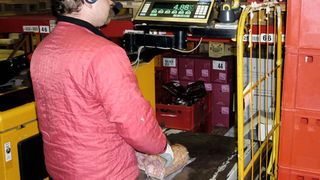 Kommissionierung von Gewichtsartikeln mit Ki-Soft Voice von Knapp. Bild: Knapp (Archiv: Vogel Business Media)