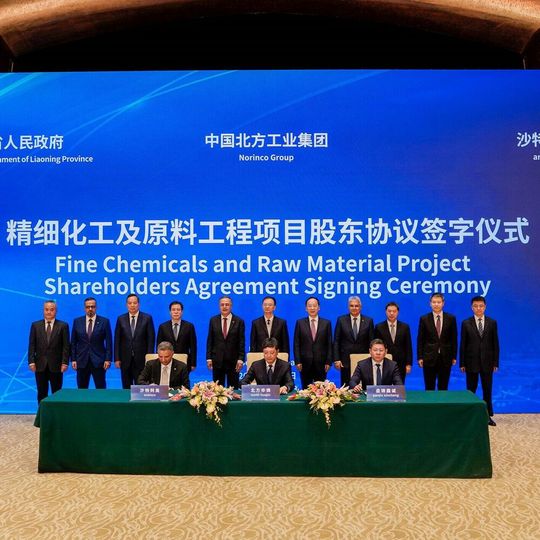 Die Vereinbarung mit Aramco wurde von Anwar Al Hejazi, Präsident von Aramco Asia (sitzend links), Yongqiang Ren, Vorsitzender von North Huajin (sitzend Mitte), und Fei Jia, Vorsitzender der Panjin Xincheng Industrial Group (sitzend rechts), unterzeichnet.(Bild:  Aramco)