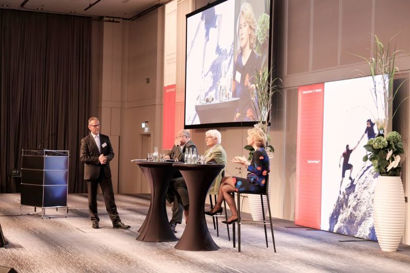 Im Podiumstalk „Führung – Globalisierung“ spricht Dr. Rainer Meckes, Senior Partner und Geschäftsführer Deutschland bei Simon-Kucher & Partners, (ganz links) mit Dr. Hannes Bardach, CEO Frequentis, Fritz Straub, Geschäftsführender Gesellschafter Deutsche Werkstätten, und  Ayla Busch, Geschäftsführerin und Eigentümerin Busch (v.l.n.r.). (Simon Kucher & Partners )