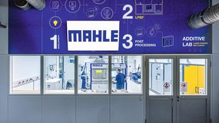 Das 3D-Druck-Zentrum von Mahle mit Pre- und Postprocessing sowie dem 3D-Drucker. (Bild: Wolfram Scheible, Mahle)