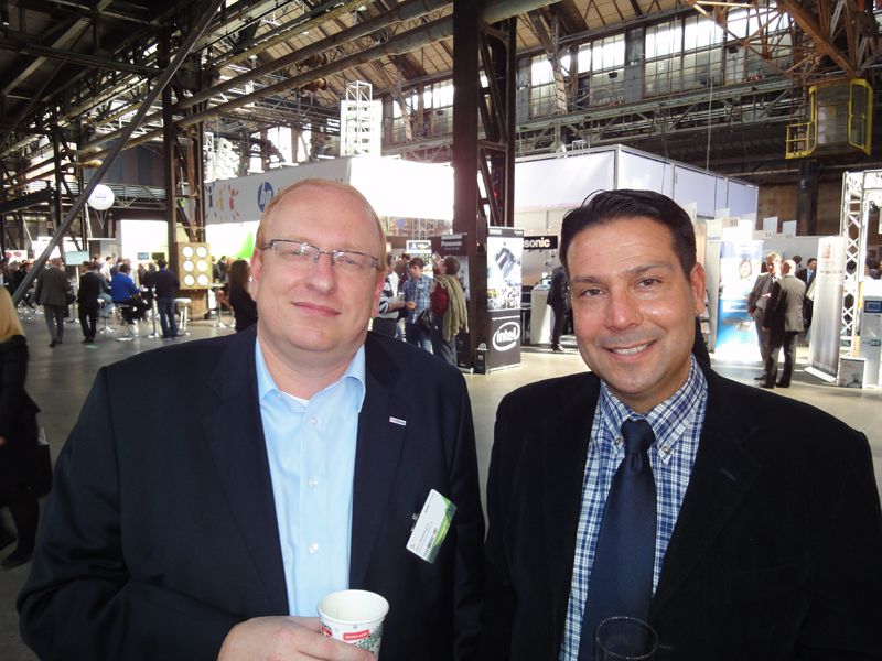 (v.l.) Jörn Beckmann, Comteam, und Nabil Gharadel, AOC, schauten sich etwas um. (Archiv: Vogel Business Media)