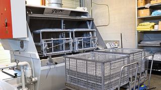 Immer mehr Kunden wollen ihre Alugusswerkstücke von MGH einbau­fertig. Deshalb reinigt das Unternehmen sie mit dem Robomat 8U und erreicht damit Technische Sauberkeit nach VDA 19.  (Pero)