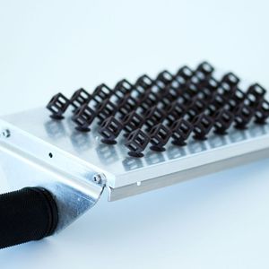 Der Caligma 200 von Cubicure kann hochleistungsfähige Kunststoffkomponenten auch in filigraner Gestalt Schicht für Schicht aus dem „Nichts“ erzeugen.