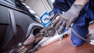 Bei über 475.000 Kraftfahrzeugen wurden 2023 Mängel im Rahmen der Abgasuntersuchung (AU/AUK) festgestellt.  (Bild: ProMotor)
