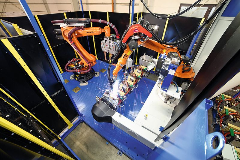 Das Zentrum der universellen Zelle bildet ein H-Tisch, auf dessen Tischmitte ein Kuka Roboter vom Typ KR 6-2 montiert ist. (Bild: Kuka)